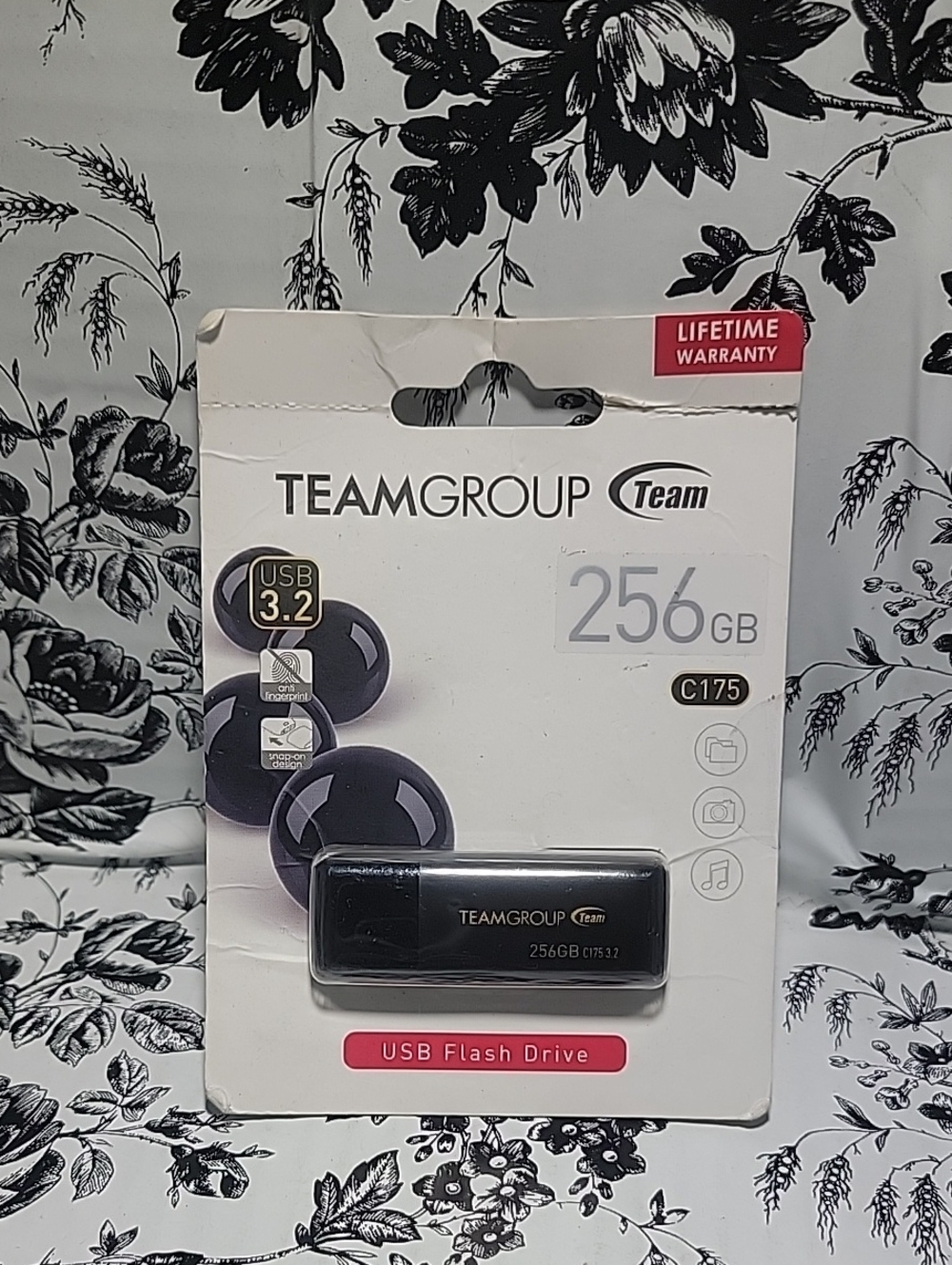 256GB USB 3.2 Flash Drive - Black